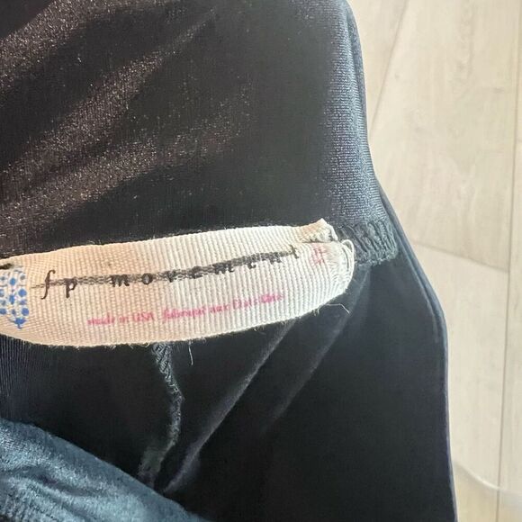 Free people movement women shorts size M - Picture 7 of 8